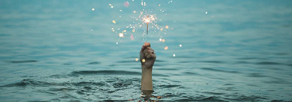 En hand som håller en gnista, en symbol av sanningen